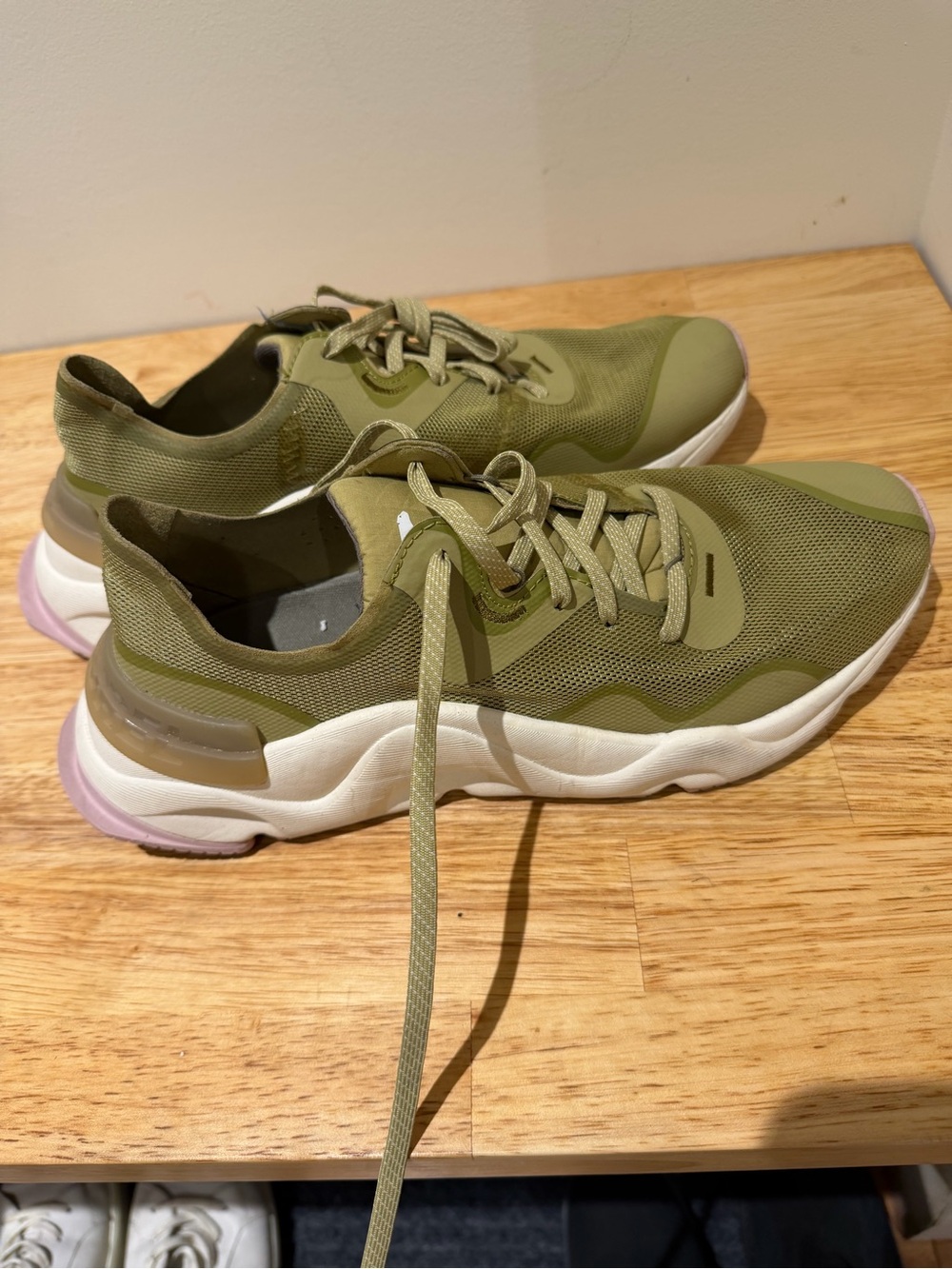 Sorel Kinetic Olive Green Sneakers with White Sole size 9.5 womens